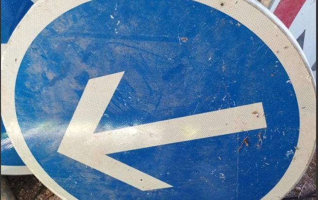 Moyen panneau de signalisation