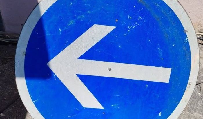 Panneau signalisation sur pied
