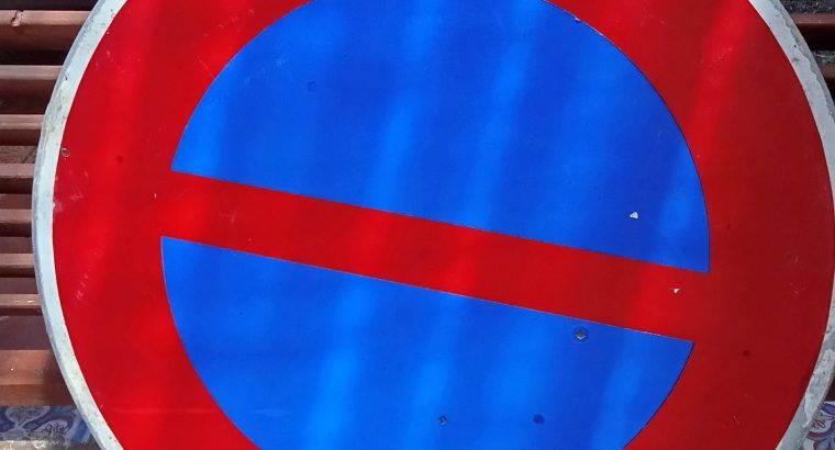 Moyen panneau de signalisation