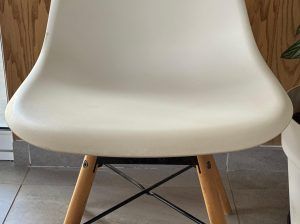 Chaise bois et coque résine